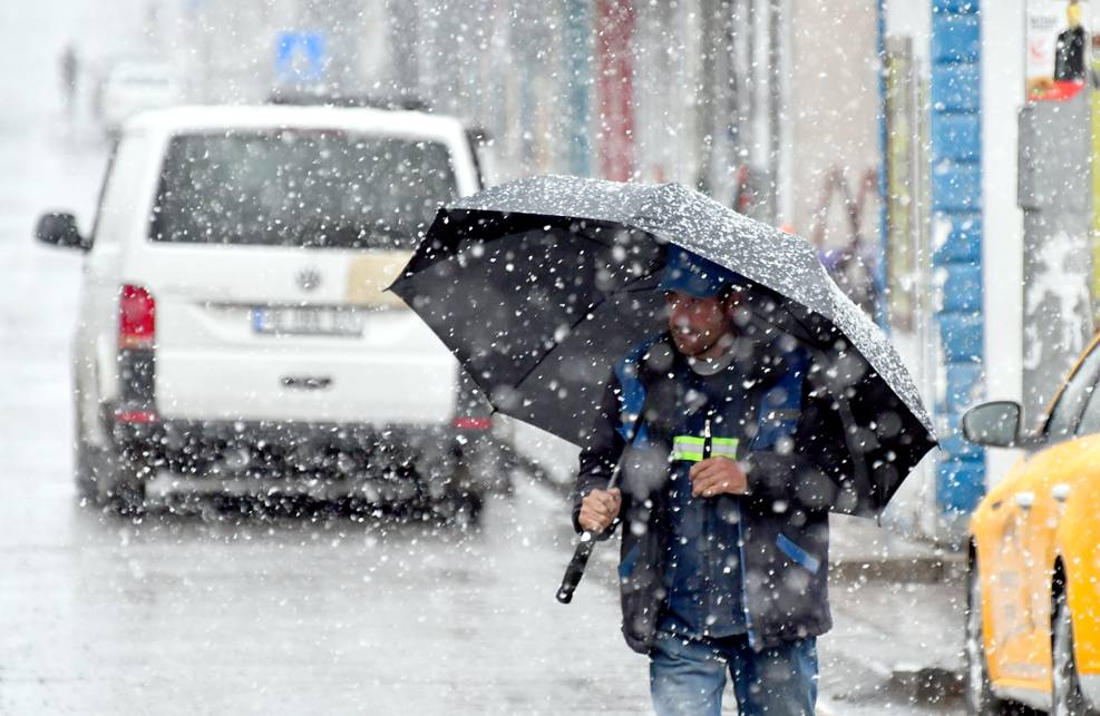 Bahar geldi ama kar yağışı bitmedi! Nisan ayında her yer beyaza büründü 4